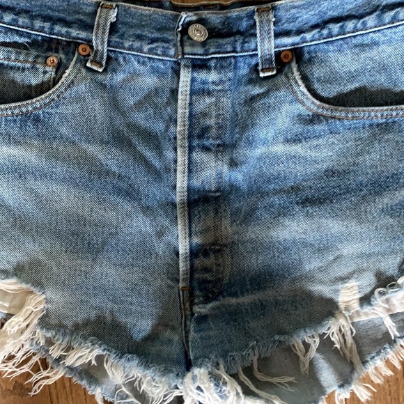 Levi’s 501 button fly distressed jean short shorts - Picture 2 of 7